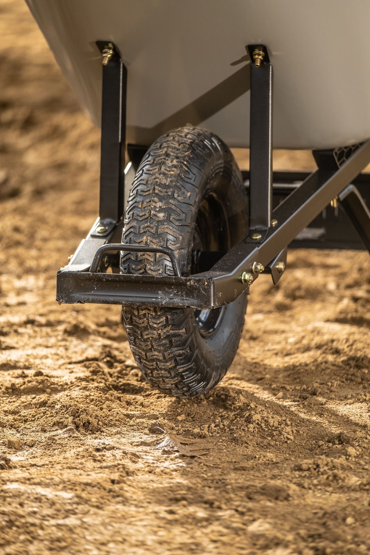 Heavy-Duty Easy Pivot/Dump Steel Tub Wheelbarrow, Steel Tray, 6-cu-ft N4G6 - product image 5