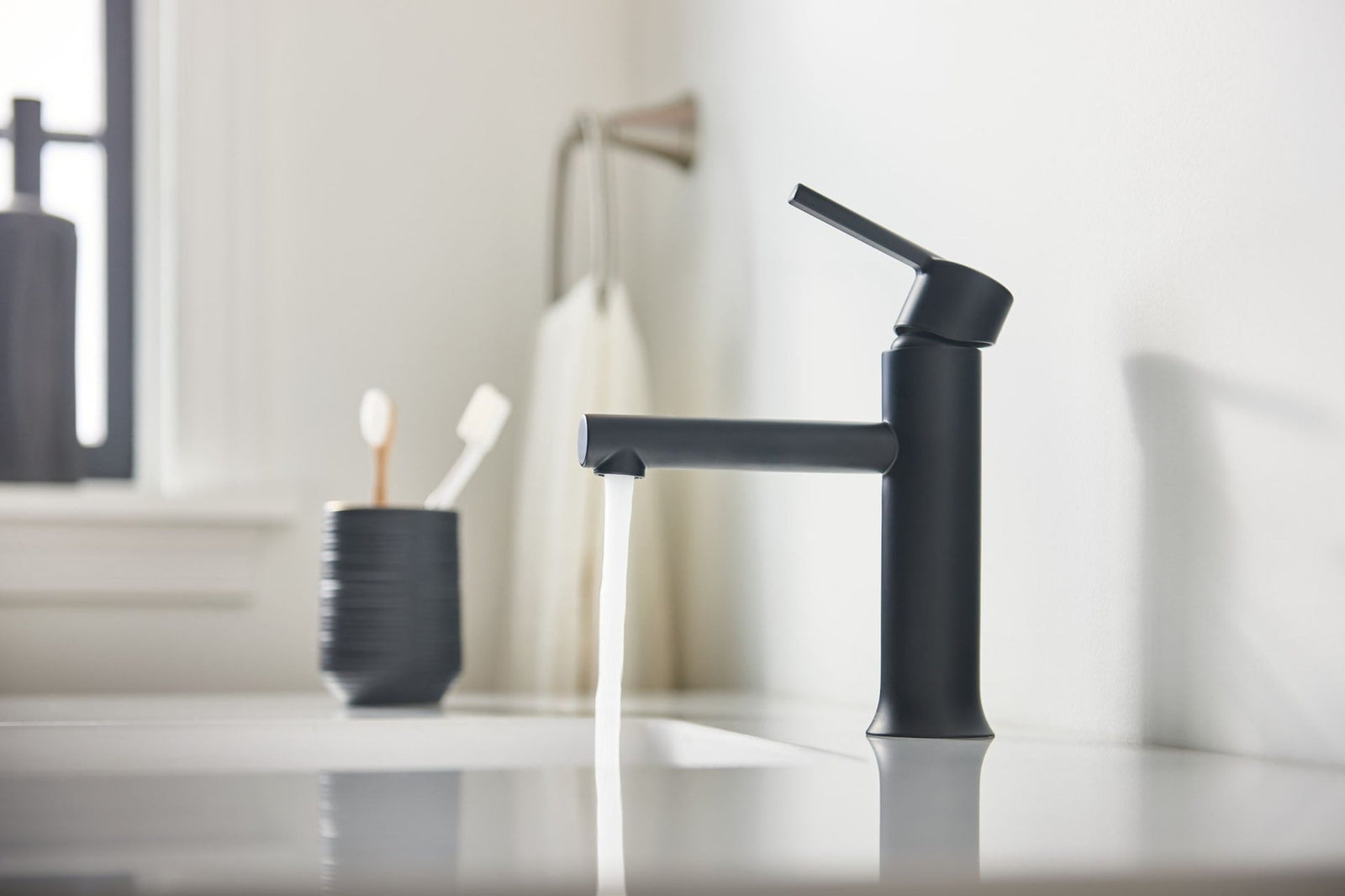 Arlys Single Handle Bathroom Faucet, Matte Black G5V2 - product image 4