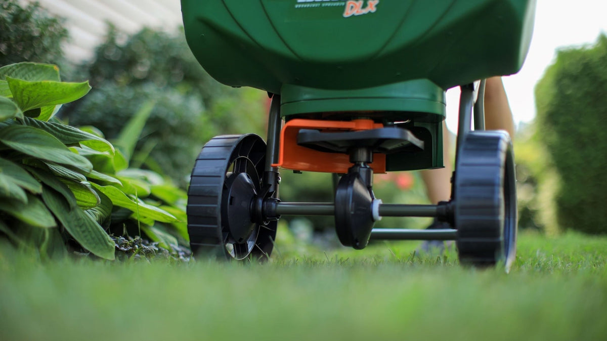 Turf Builder Deluxe Edgeguard Broadcast Spreader, 15,000 sq. ft. V5M4 - product image 4