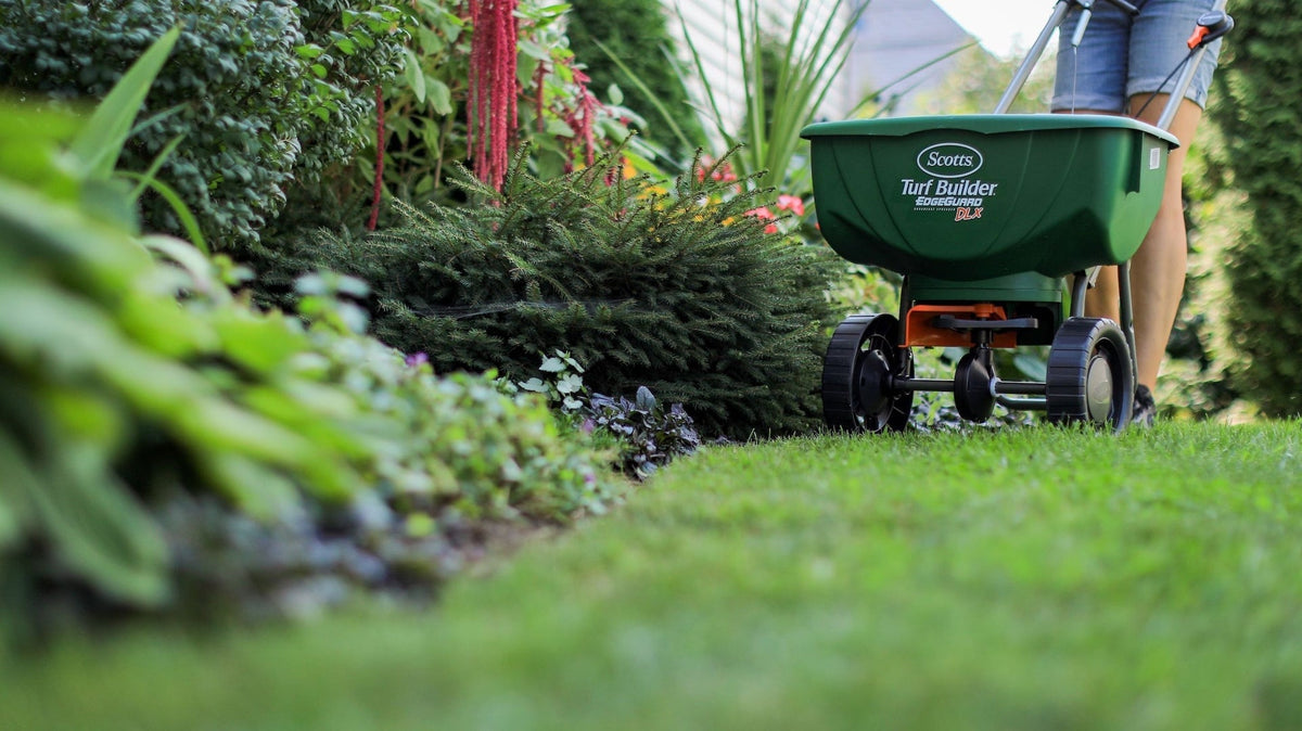 Turf Builder Deluxe Edgeguard Broadcast Spreader, 15,000 sq. ft. V5M4 - product image 6